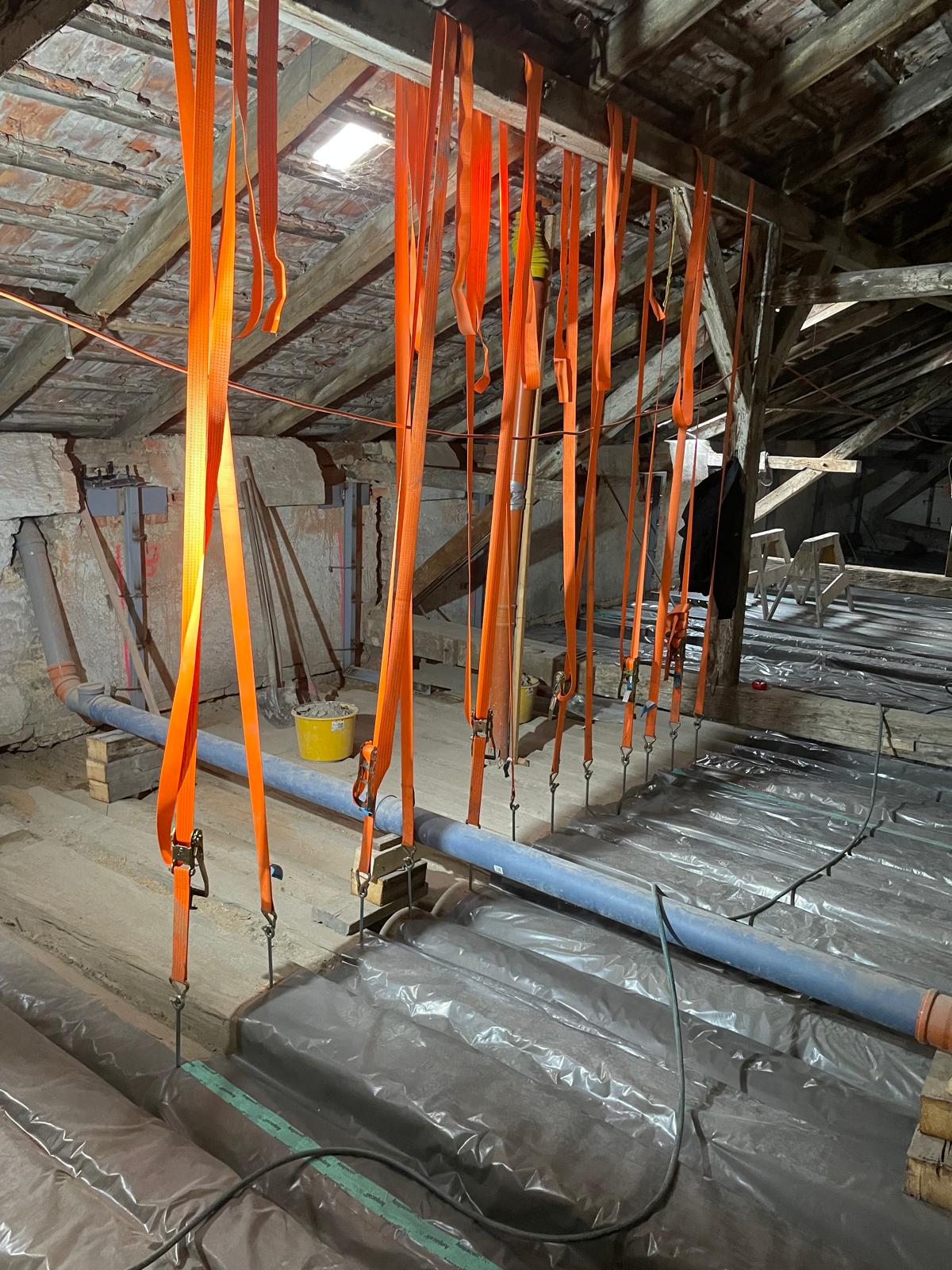 Dachbodenausbau und Dachboden Sanierung Vikantebau 1